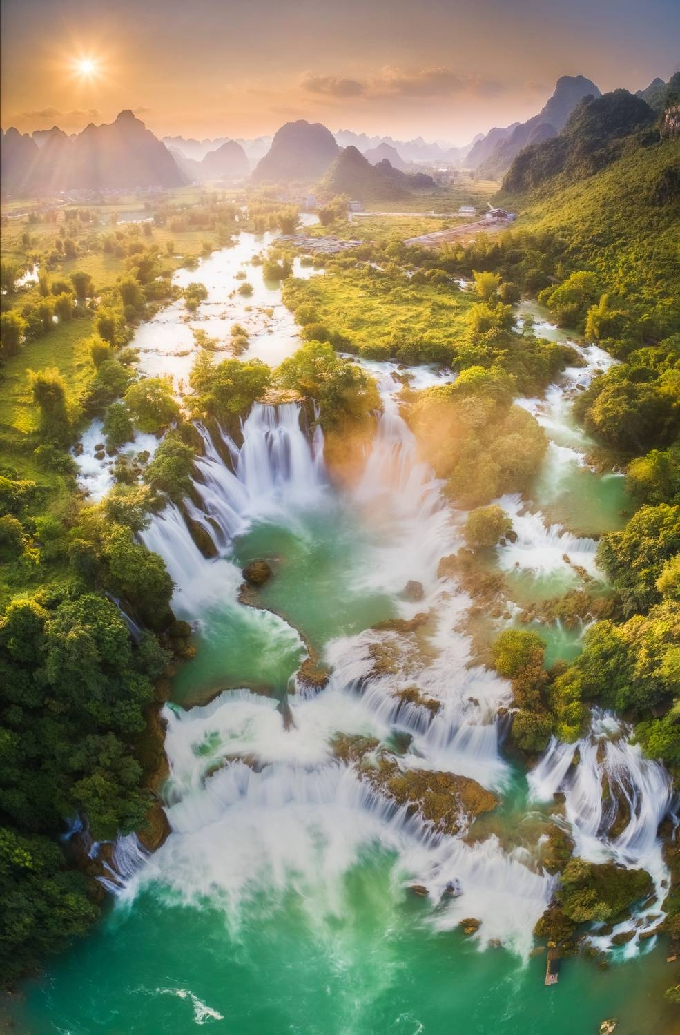 “Sunset on Ban Gioc Waterfall” Photo: Vu Phi Long “Sunset on Ban Gioc Waterfall” Photo: Vu Phi Long