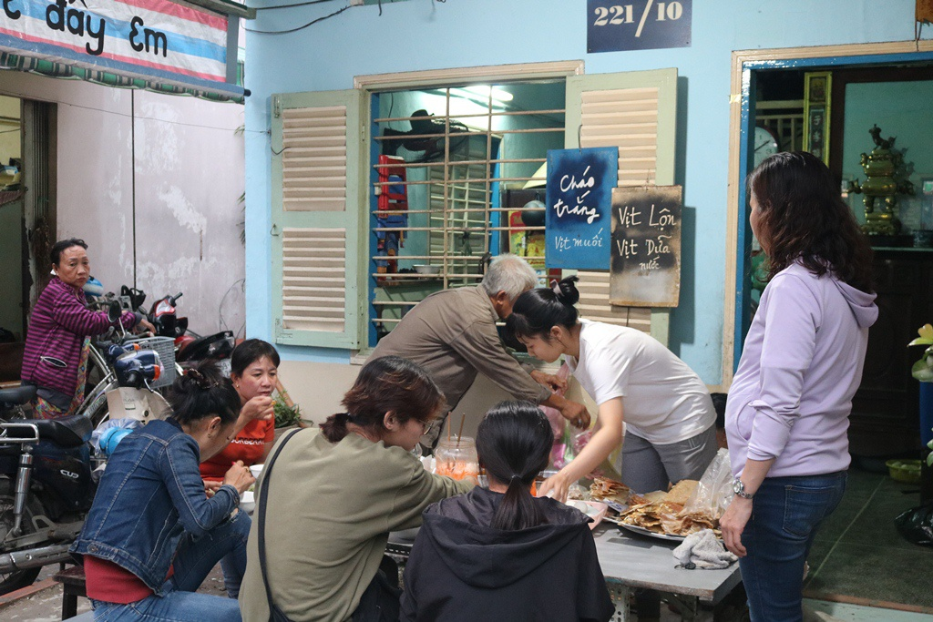 The small and petit congee restaurant hidden in an alley in District 6. Photo: Anh Le The small and petit congee restaurant hidden in an alley in District 6. Photo: Anh Le
