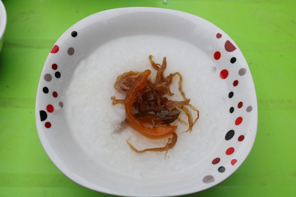 A bow of congee only costs VND 1,000 (Photo: Thanh Nien) A bow of congee only costs VND 1,000 (Photo: Thanh Nien)