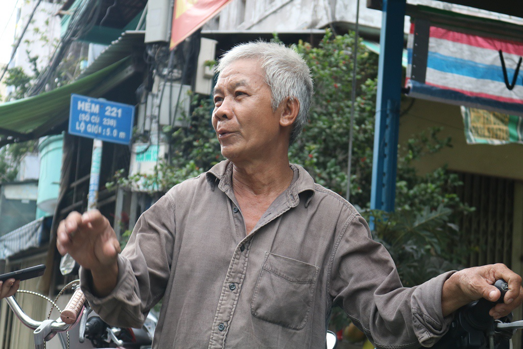 Le Cong Minh (65 year olds, the owner of the restaurant), said they started their business back in 2003, and has been in operation for 18 years. (Photo: Thanh Nien) Le Cong Minh (65 year olds, the owner of the restaurant), said they started their business back in 2003, and has been in operation for 18 years. (Photo: Thanh Nien)