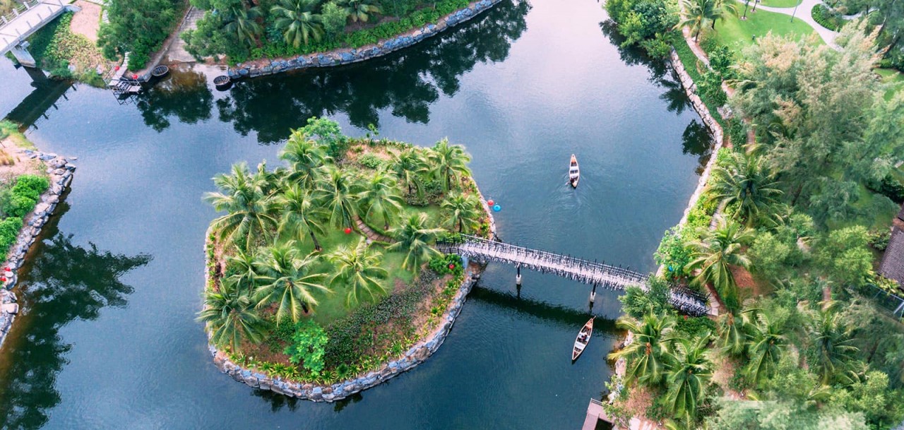 Cruise along the Laguna Lang Co Canal. Photo: Vietnam Discovery Cruise along the Laguna Lang Co Canal. Photo: Vietnam Discovery