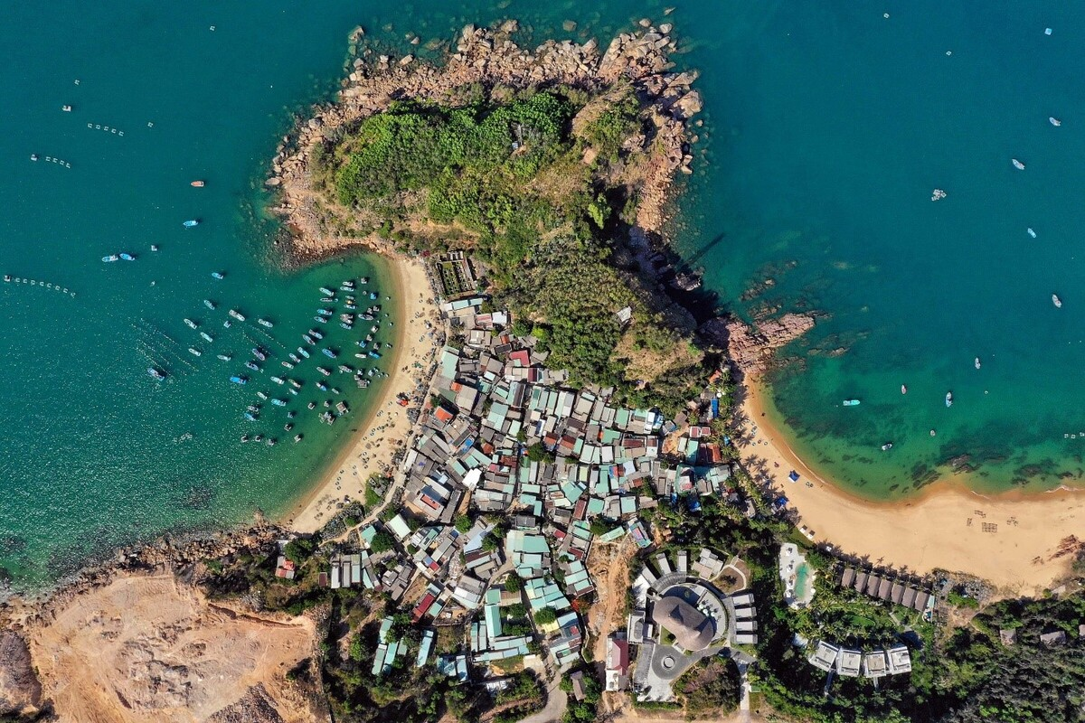 From the center of Quy Nhon city along Highway 1D about 13km, tourists can see the beautiful and pristine sight of Xep Beach (Bai Xep). This beach is voted is one of the 16 “hidden gems” of Asia by Business Insider. Photo: Huu Khoa. From the center of Quy Nhon city along Highway 1D about 13km, tourists can see the beautiful and pristine sight of Xep Beach (Bai Xep). This beach is voted is one of the 16 “hidden gems” of Asia by Business Insider. Photo: Huu Khoa.