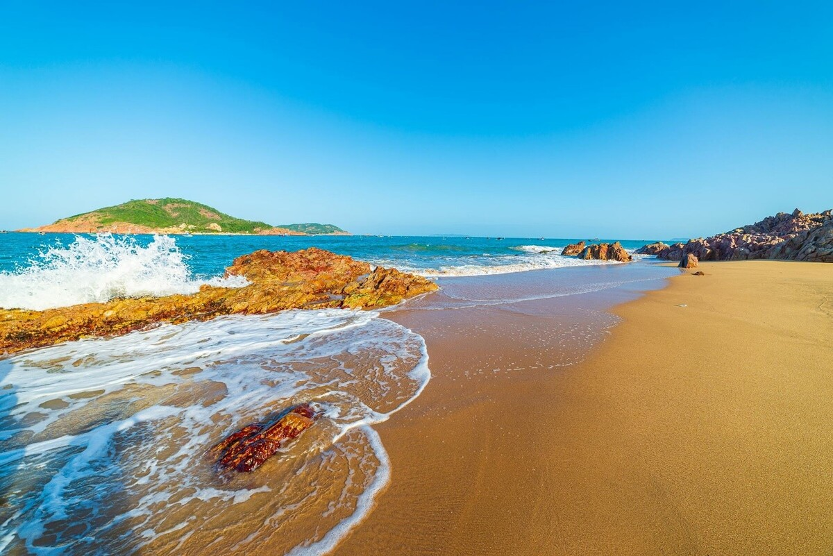 With blue and crystal clear water, swimming in Bai Xep beach is considered one of the best experience for tourists. Photo: Shutterstock. With blue and crystal clear water, swimming in Bai Xep beach is considered one of the best experience for tourists. Photo: Shutterstock.