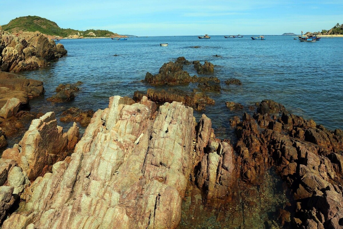 Being known as “Jewels in the rock”, Bai Xep has natural rock formation that float above the water, which attracts a lot of tourists and photographers. Photo: Huu Khoa Being known as “Jewels in the rock”, Bai Xep has natural rock formation that float above the water, which attracts a lot of tourists and photographers. Photo: Huu Khoa