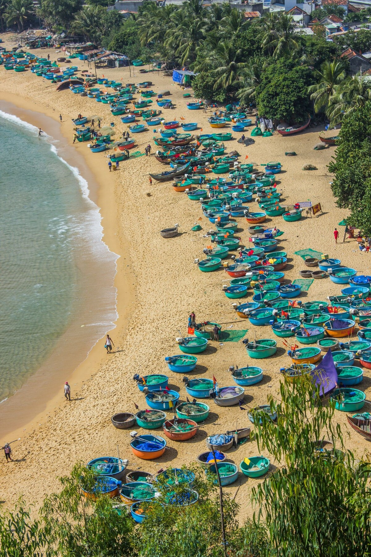 Tourists who visit Bai Xep not only have a chance to experience swimming in the crystal clear water, walking on the golden sand beach and taking pictures of the majestic rocky mountains, but also experience local life here. Local people in Bai Xep live mainly by fishing, and are very friendly and generous. Photo; Shutterstock. Tourists who visit Bai Xep not only have a chance to experience swimming in the crystal clear water, walking on the golden sand beach and taking pictures of the majestic rocky mountains, but also experience local life here. Local people in Bai Xep live mainly by fishing, and are very friendly and generous. Photo; Shutterstock.