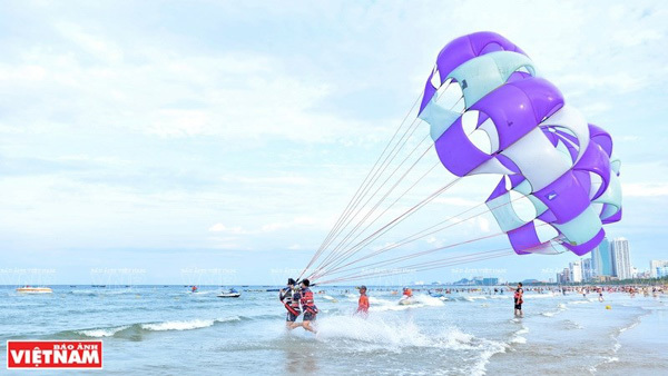 Flying high with the parachutes. (Photo: VNP/VNA) Flying high with the parachutes. (Photo: VNP/VNA)