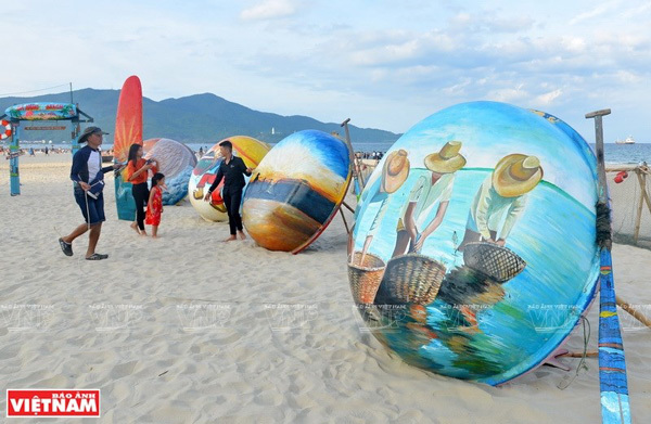 The imprint of the fishing and marine craft village is a highlight on the beach. (Photo: VNP/VNA) The imprint of the fishing and marine craft village is a highlight on the beach. (Photo: VNP/VNA)