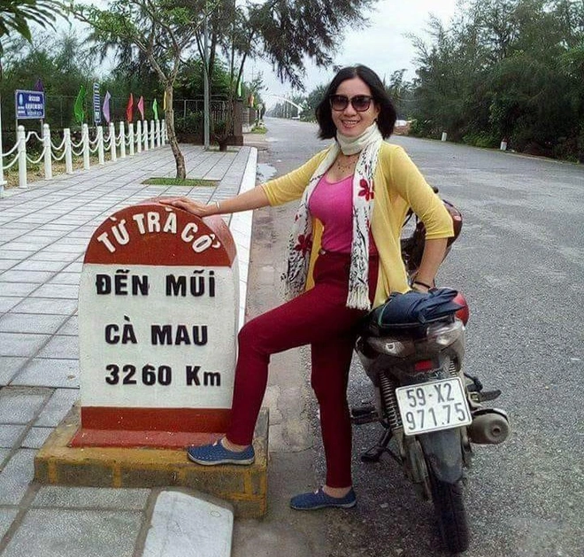 Le Thi Ngoc Oanh with her beloved motorbike. Photo: Dantri Le Thi Ngoc Oanh with her beloved motorbike. Photo: Dantri