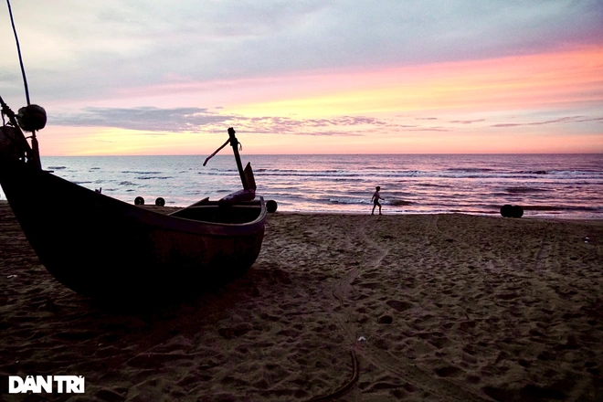 Sam Son Beach (Thanh Hoa) is one of the most beautiful and gorgeous destinations that are known for its long, sandy beach and crystal clear water. In the time of dawn, Sam Son looks like a peaceful and quiet fairy land that tourists can not miss. Photo: Dantri Sam Son Beach (Thanh Hoa) is one of the most beautiful and gorgeous destinations that are known for its long, sandy beach and crystal clear water. In the time of dawn, Sam Son looks like a peaceful and quiet fairy land that tourists can not miss. Photo: Dantri