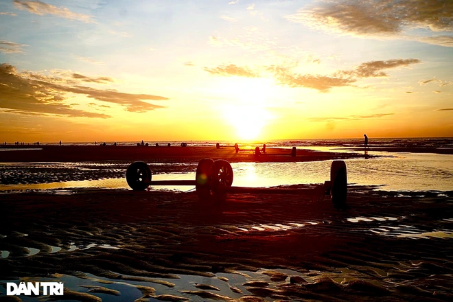 When the sun rises, Sam Son is drowned in quietness and sleepiness feeling, with the sound of the waves touching the bank. Photo: Dantri When the sun rises, Sam Son is drowned in quietness and sleepiness feeling, with the sound of the waves touching the bank. Photo: Dantri