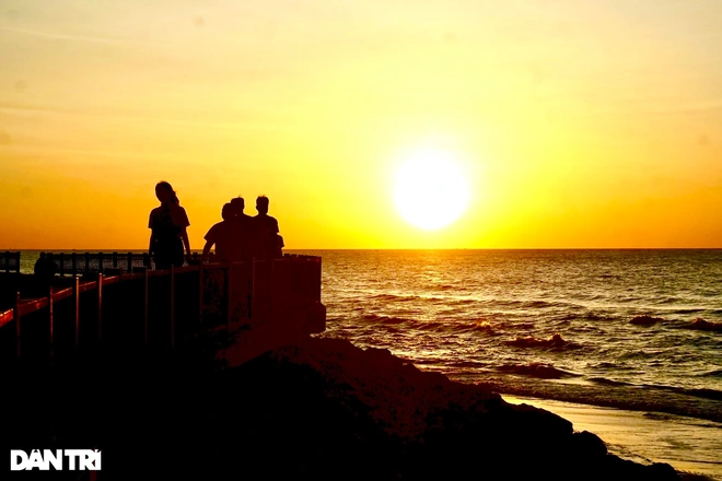 What is the best position to see the sunrise? This is the most asked question of tourists and natural lovers when they arrive to Sam Son. The best hours to watch the dawn is from 4:30am to 5:30am. And the ideal location to catch this special moment is the area at the end of beach C, the beginning of beach D.. Photo: Dantri What is the best position to see the sunrise? This is the most asked question of tourists and natural lovers when they arrive to Sam Son. The best hours to watch the dawn is from 4:30am to 5:30am. And the ideal location to catch this special moment is the area at the end of beach C, the beginning of beach D.. Photo: Dantri