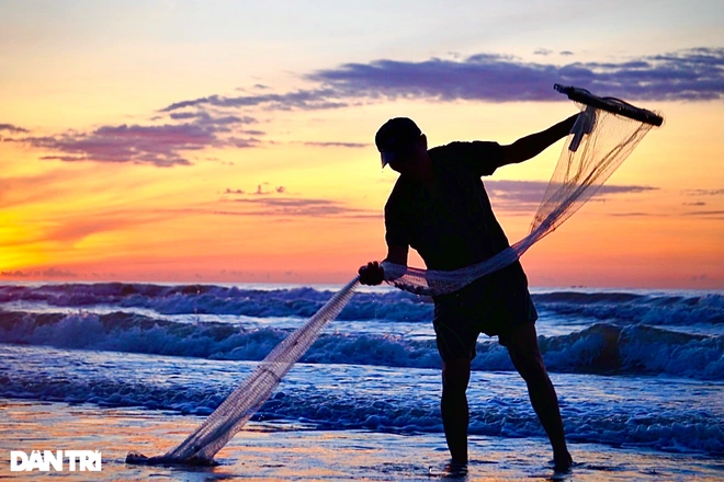 It’s not unusual to capture the images of the fishers raking clams in the hours before the sunrise. Photo: Dantri It’s not unusual to capture the images of the fishers raking clams in the hours before the sunrise. Photo: Dantri