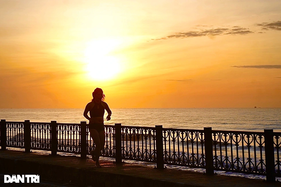 Many tourists choose this time to go on jogging along the beach and doing exercise. This is an ideal time to enjoy the fresh air and peaceful feelings in the early morning. Photo: Dantri Many tourists choose this time to go on jogging along the beach and doing exercise. This is an ideal time to enjoy the fresh air and peaceful feelings in the early morning. Photo: Dantri