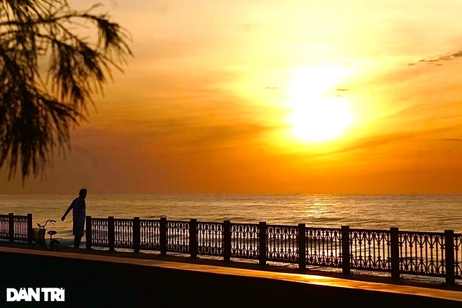 A great spot to take in the beautiful view of dawn and enjoy the cool wind blowing from the sea. Photo: Dantri A great spot to take in the beautiful view of dawn and enjoy the cool wind blowing from the sea. Photo: Dantri