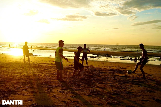 Children playing football on the beach at dawn. Photo: Dantri Children playing football on the beach at dawn. Photo: Dantri