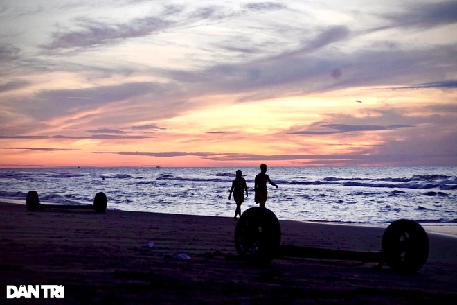 People jogging along the beach and doing exercise on the beach in the early morning. Photo: Dantri People jogging along the beach and doing exercise on the beach in the early morning. Photo: Dantri