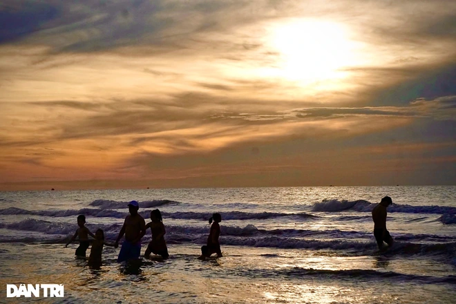 Summer is the perfect time to visit Sam Son Beach and swim in the crystal clear water. Photo: Dantri Summer is the perfect time to visit Sam Son Beach and swim in the crystal clear water. Photo: Dantri