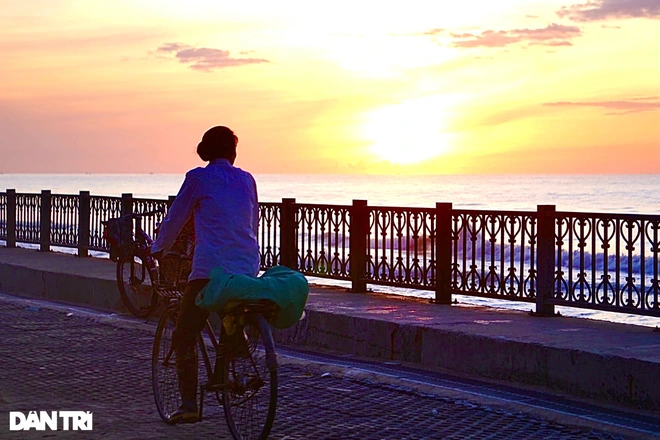 When you visit Sam Son Beach, dont forget to wake up early and catch the dawn! Photo: Dantri When you visit Sam Son Beach, dont forget to wake up early and catch the dawn! Photo: Dantri