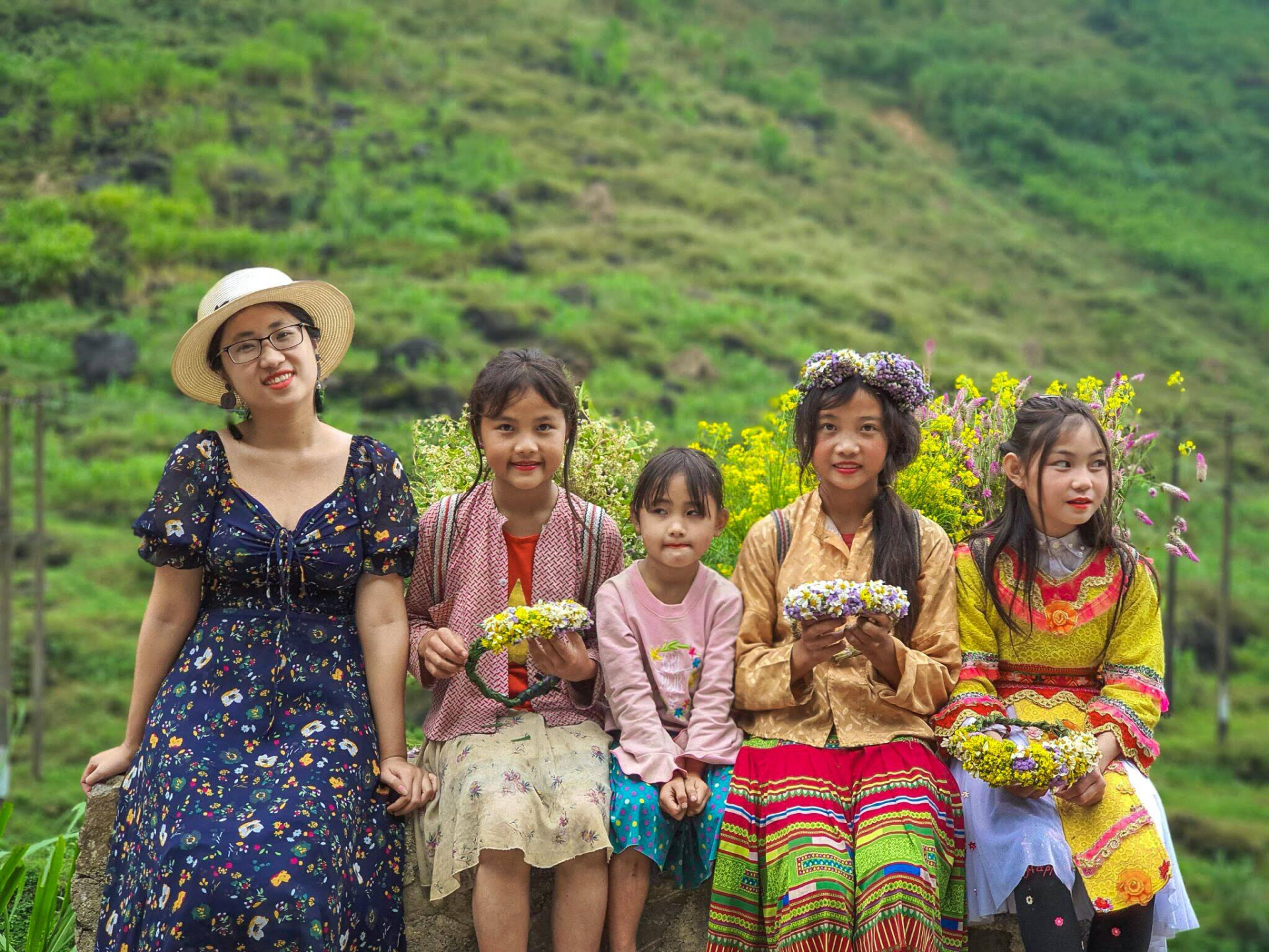 Quynh Trang with little children at Sapa. Photo: NVCC Quynh Trang with little children at Sapa. Photo: NVCC
