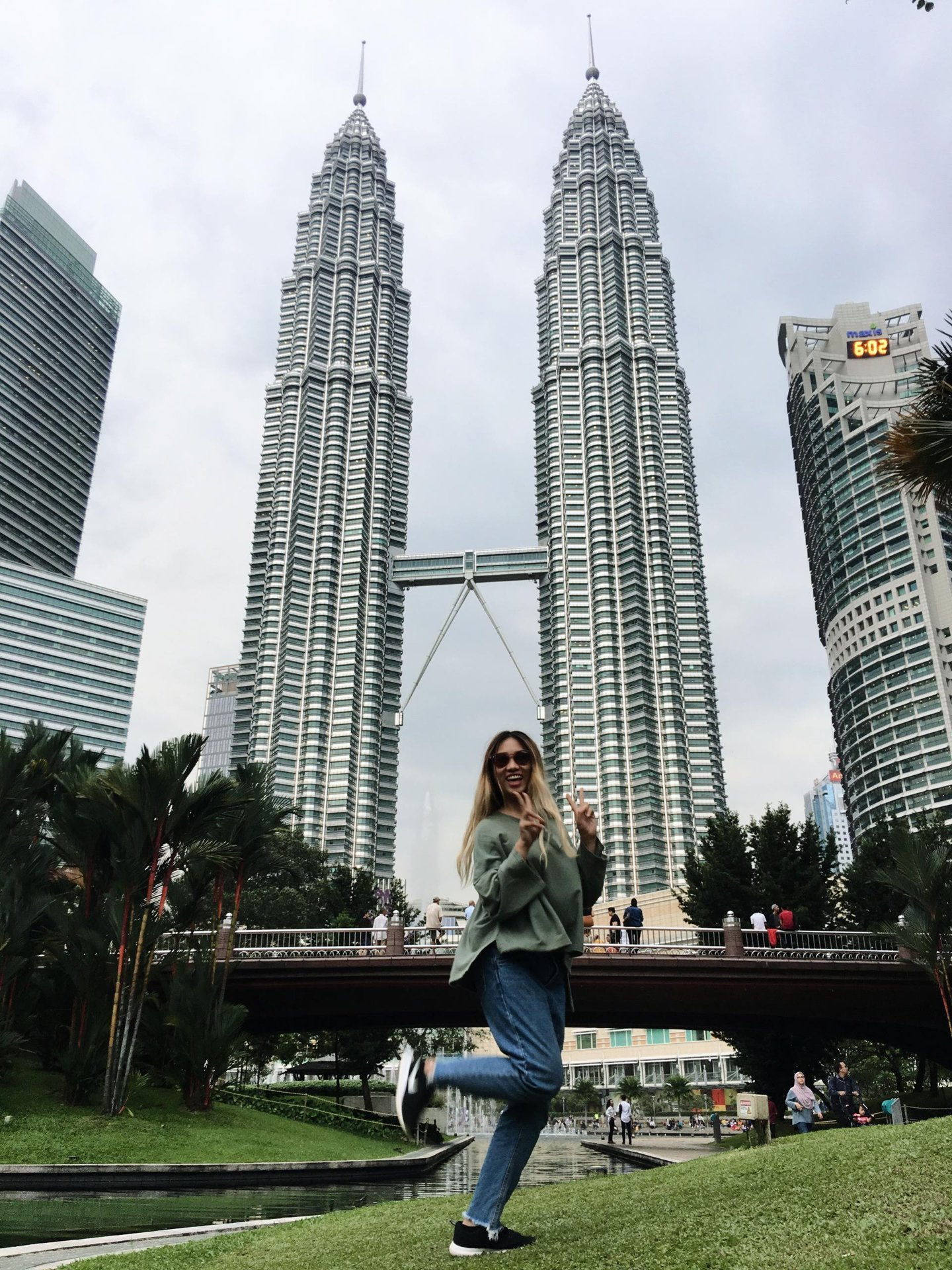 Check-in at Petronas Twin-tower, Malaysia. Photo: NVCC Check-in at Petronas Twin-tower, Malaysia. Photo: NVCC