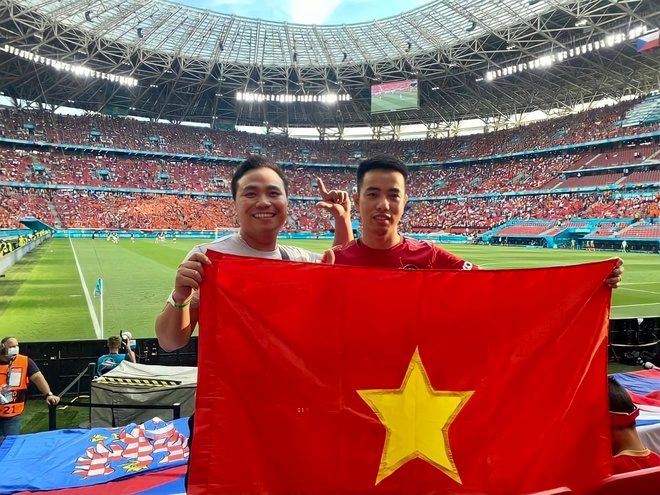 Tai Nguyen (right) and his friend at Puskás Aréna stadium. Photo: Zing news Tai Nguyen (right) and his friend at Puskás Aréna stadium. Photo: Zing news