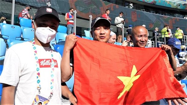 Hoang Van Phu (middle) and Nguyen Duc Vuong (right) holding Vietnam's flag at Vladivostok. Photo: VNA Hoang Van Phu (middle) and Nguyen Duc Vuong (right) holding Vietnam's flag at Vladivostok. Photo: VNA