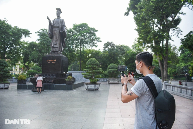 Hoang often takes tourists to the most historical places and tells them the stories of each place. Photo; Dantri Hoang often takes tourists to the most historical places and tells them the stories of each place. Photo; Dantri