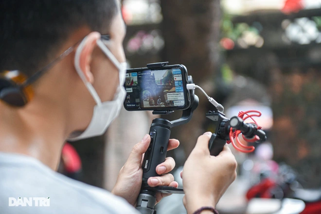 To bring to the tourists the best experience, Hoang carefully chose and prepared his equipments, such as camera, micro, smartphone etc. Photo: Dantri To bring to the tourists the best experience, Hoang carefully chose and prepared his equipments, such as camera, micro, smartphone etc. Photo: Dantri