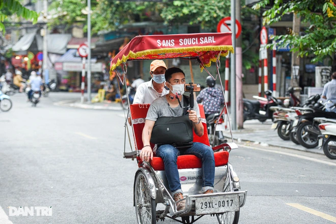 Hoang guides tourists through Hanoi's Old Quarters. Photo: Dantri Hoang guides tourists through Hanoi's Old Quarters. Photo: Dantri