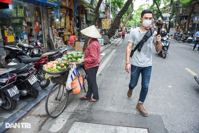 Hoang also introduces tourists to the daily life of people in Hanoi. Photo: Dantri Hoang also introduces tourists to the daily life of people in Hanoi. Photo: Dantri