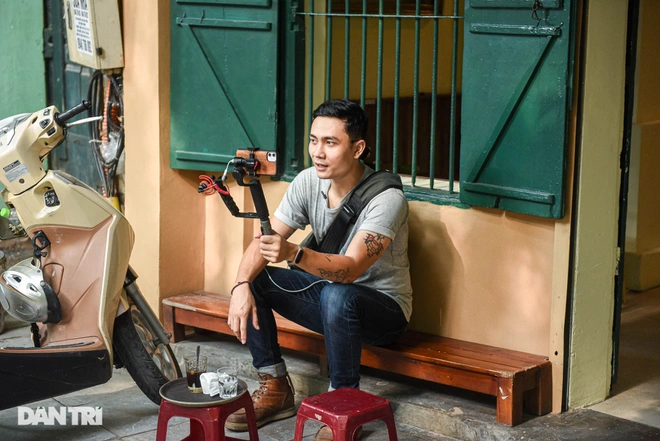 Every weekend, Hoang shows tourists how Hanoians make and drink coffee. Photo: Dantri Every weekend, Hoang shows tourists how Hanoians make and drink coffee. Photo: Dantri