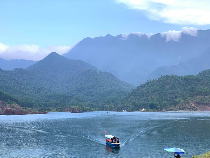 Fairy River (Suoi Tien) is located at the foot of majestic Bach Ma mountain. Photo: VnExpress Fairy River (Suoi Tien) is located at the foot of majestic Bach Ma mountain. Photo: VnExpress