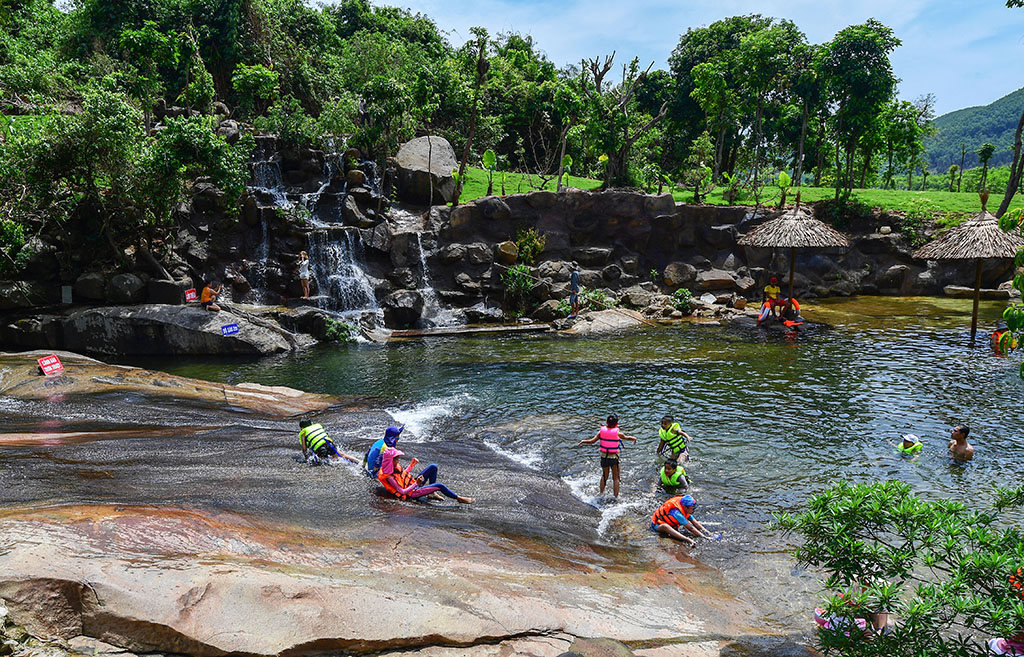Fairy River (Suoi Tien) - The "Fairy Living In The Woods" Attracts Tourists Fairy River (Suoi Tien) - The "Fairy Living In The Woods" Attracts Tourists