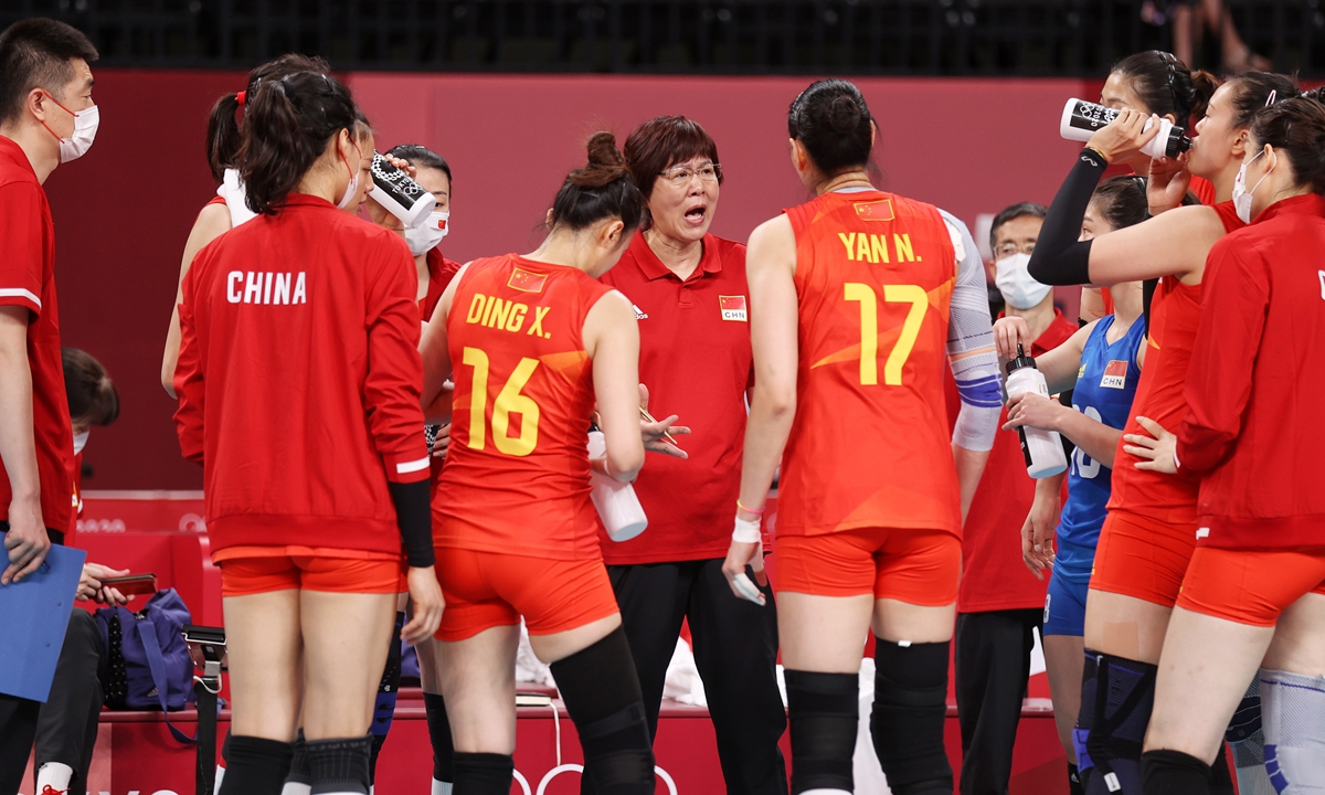 Lang Ping, head coach of China women's volleyball team talks to players courtside during their Sunday game against Turkey. Photo: Cui Meng/GT Lang Ping, head coach of China women's volleyball team talks to players courtside during their Sunday game against Turkey. Photo: Cui Meng/GT