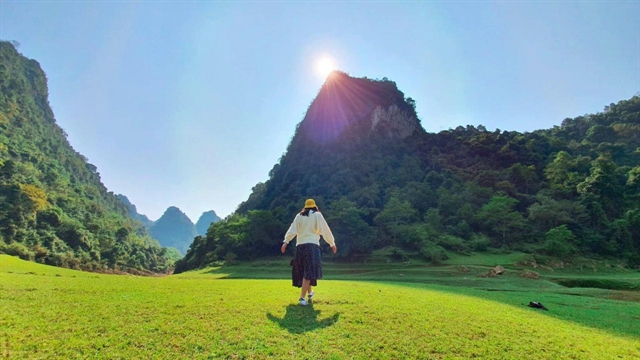 Angle Eye Mountain attracts tourists with green grass carpets like velvet. — Photo luxury-inside.vn Angle Eye Mountain attracts tourists with green grass carpets like velvet. — Photo luxury-inside.vn