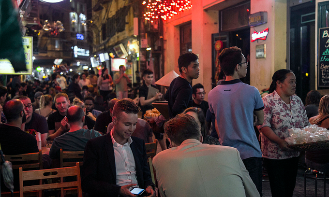 Foreign tourists sit at a beer stall in Ta Hien-Luong Ngoc Quyen intersection in Hanoi, 2019. Photo by VnExpress/Giang Huy. Foreign tourists sit at a beer stall in Ta Hien-Luong Ngoc Quyen intersection in Hanoi, 2019. Photo by VnExpress/Giang Huy.