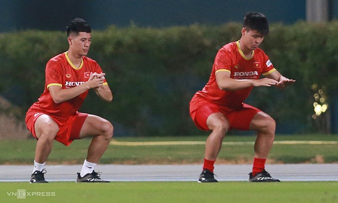 Defenders Tran Dinh Trong (L) and Do Duy Manh will be absent in Vietnam's next match with Australia. Photo by VnExpress/Lam Thoa Defenders Tran Dinh Trong (L) and Do Duy Manh will be absent in Vietnam's next match with Australia. Photo by VnExpress/Lam Thoa