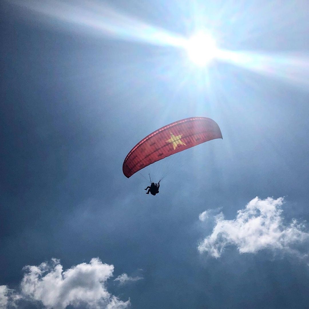 Paragliding in Khau Pha - Photo: Instagram @le.thu.phuong Paragliding in Khau Pha - Photo: Instagram @le.thu.phuong