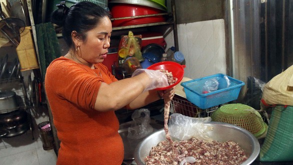 A Thai native prepares lap xuong sausage in Nghe An Province, Vietnam. Photo: Dao Tho / Tuoi Tre A Thai native prepares lap xuong sausage in Nghe An Province, Vietnam. Photo: Dao Tho / Tuoi Tre