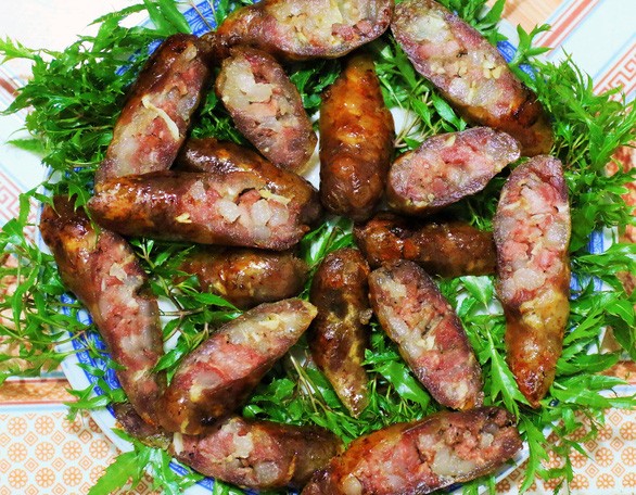 Fried Lap Xuong sausage. Photo: Dao Tho/ Tuoi Tre Fried Lap Xuong sausage. Photo: Dao Tho/ Tuoi Tre
