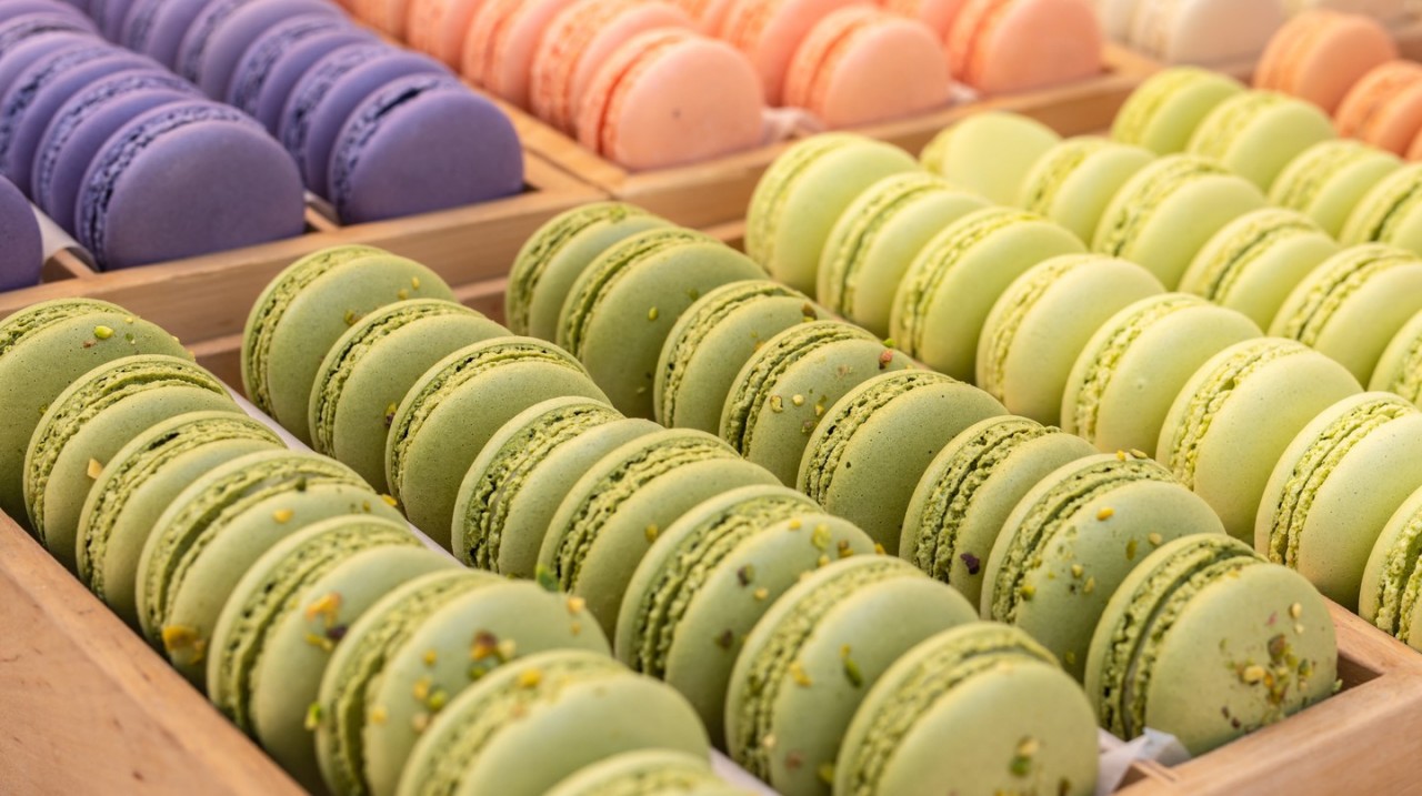 Macarons are elegant sweets that come in a wide variety of delicate flavours | © Odessa Oblast, Ukraine / Unsplash