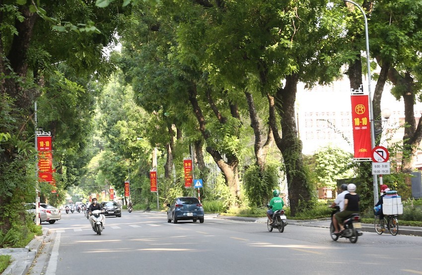 Red flag banners dot the lush green on Hoang Dieu Street in Ba Dinh District. Photo: VOV Red flag banners dot the lush green on Hoang Dieu Street in Ba Dinh District. Photo: VOV