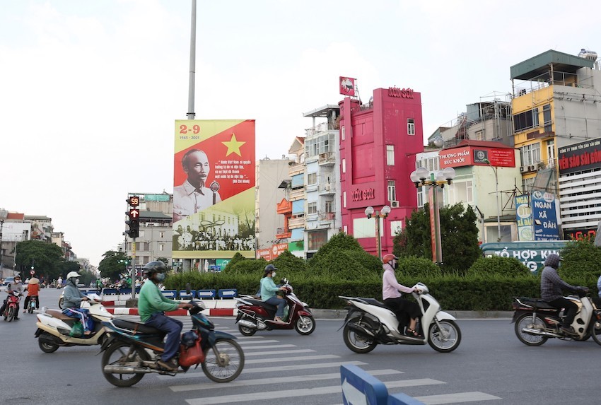 A billboard with the image of President Ho Chi Minh reading the Declaration of Independence, giving birth to the Democratic Republic of Vietnam on September 2, 1945, is hung on the traffic island of O Cho Dua intersection in Dong Da District, Hanoi. Photo: VOV A billboard with the image of President Ho Chi Minh reading the Declaration of Independence, giving birth to the Democratic Republic of Vietnam on September 2, 1945, is hung on the traffic island of O Cho Dua intersection in Dong Da District, Hanoi. Photo: VOV