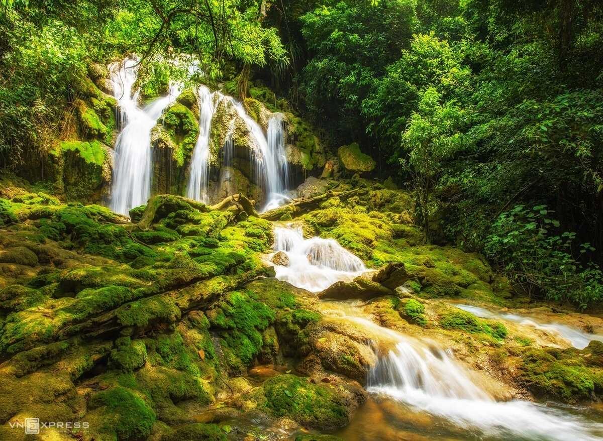 The water from Mo Ang Lake flows along limestone ravines to form the picturesque Khe Dau Waterfall. Photo: VnExpress The water from Mo Ang Lake flows along limestone ravines to form the picturesque Khe Dau Waterfall. Photo: VnExpress