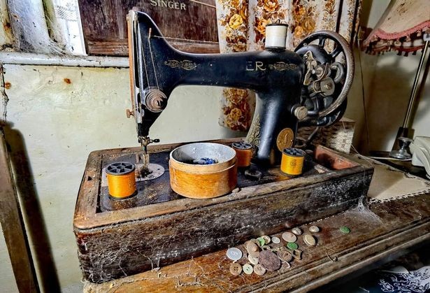 The Singer sewing machine was still set up, ready to sew, with thread and buttons ( Image: @nolimits urbex/mediadrumworld.c) The Singer sewing machine was still set up, ready to sew, with thread and buttons ( Image: @nolimits urbex/mediadrumworld.c)