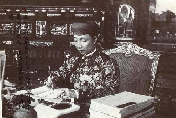 A King of Nguyen dynasty at work. Photos the courtesy of the exhibition's organising board A King of Nguyen dynasty at work. Photos the courtesy of the exhibition's organising board