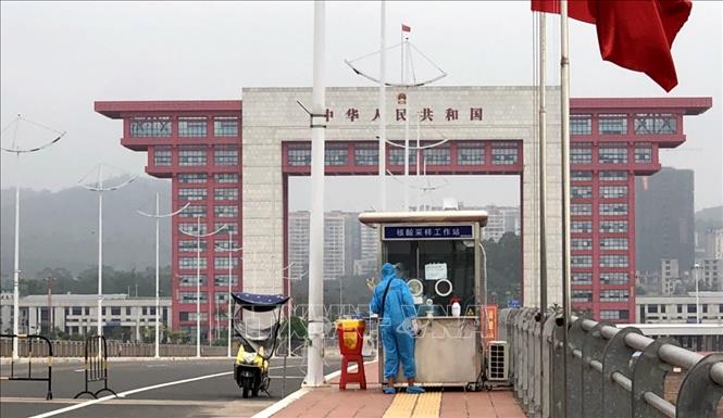 Thông quan trở lại cửa khẩu quốc tế Móng Cái Chú thích ảnh