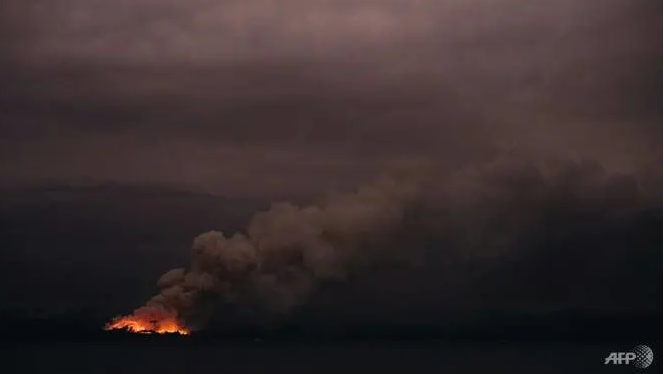 massive fire lights up residential skyscraper in uae