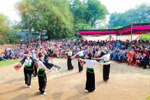 english teacher employs borderless classroom for ethnic students