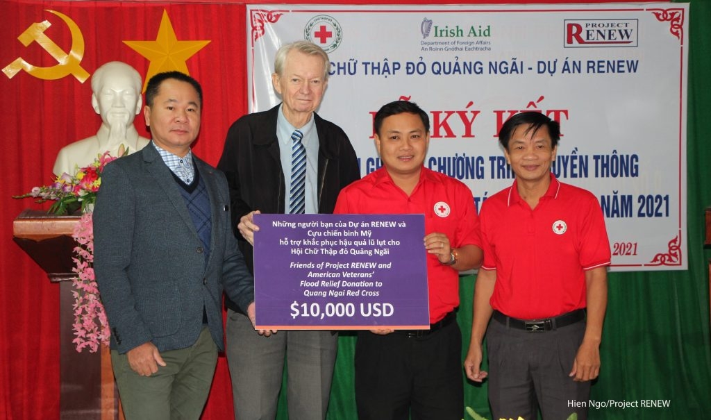 Flood relief supplies from US friends handed over to Quang Ngai people Flood relief supplies from us friends handed over to quang ngai people
